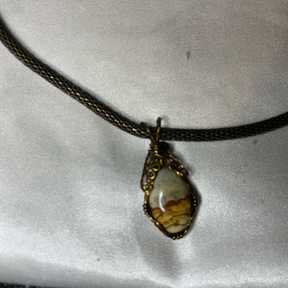 Necklace with stone pendant - Picture 2 of 2